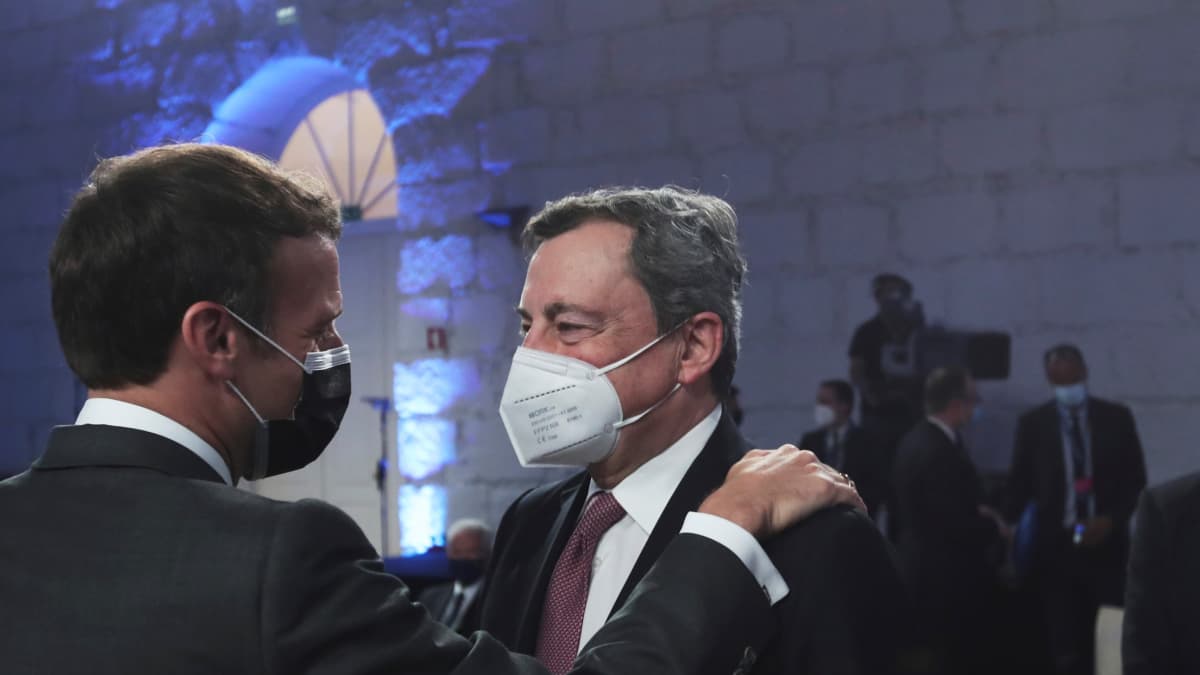 Macron ja Draghi pitävät toisiaan olkapäistä kiinni.