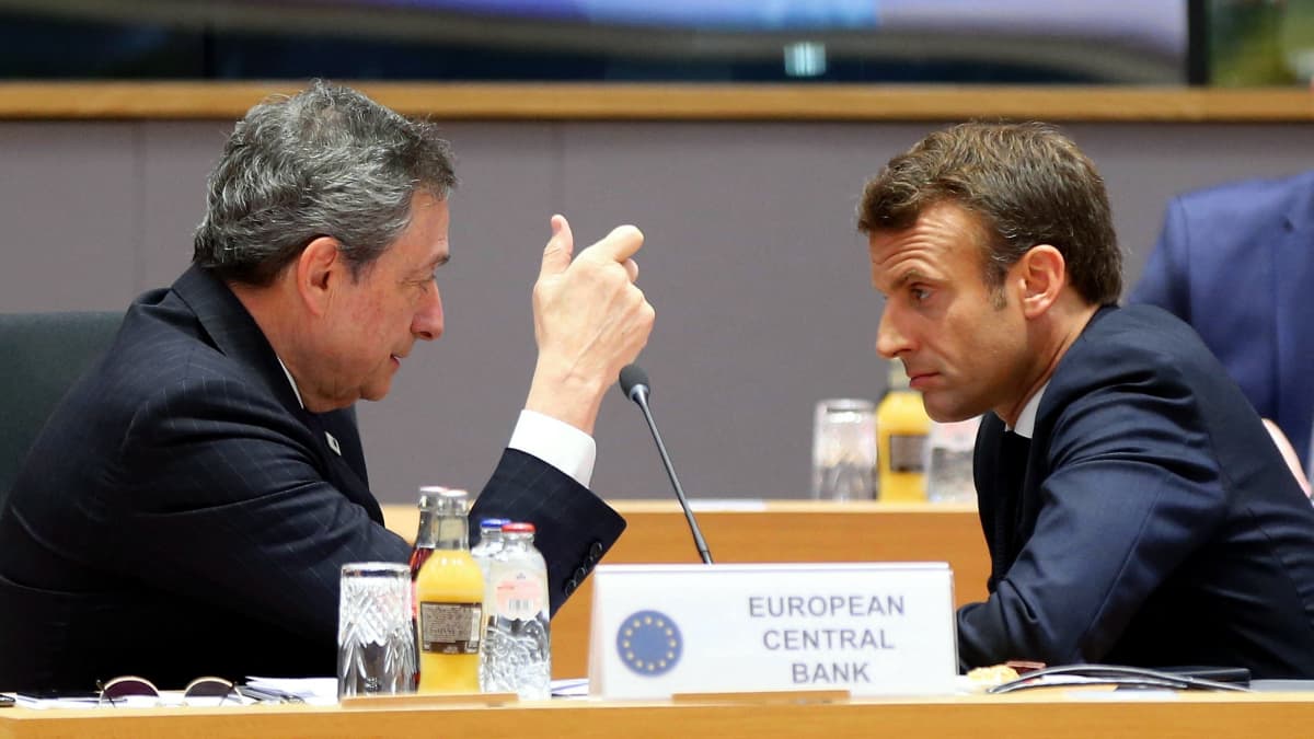 Draghi ja Macroon päät yhdessä, Draghi selittää, Macron kuuntelee.