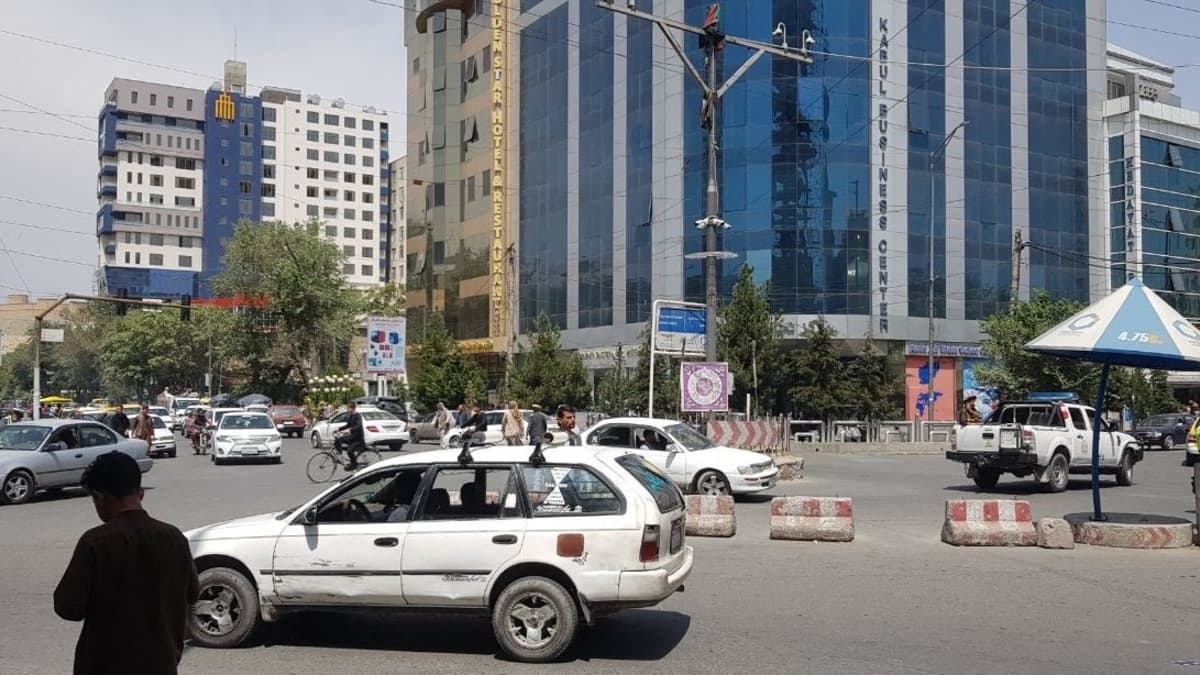 Katukuva autoja Kabulissa. 