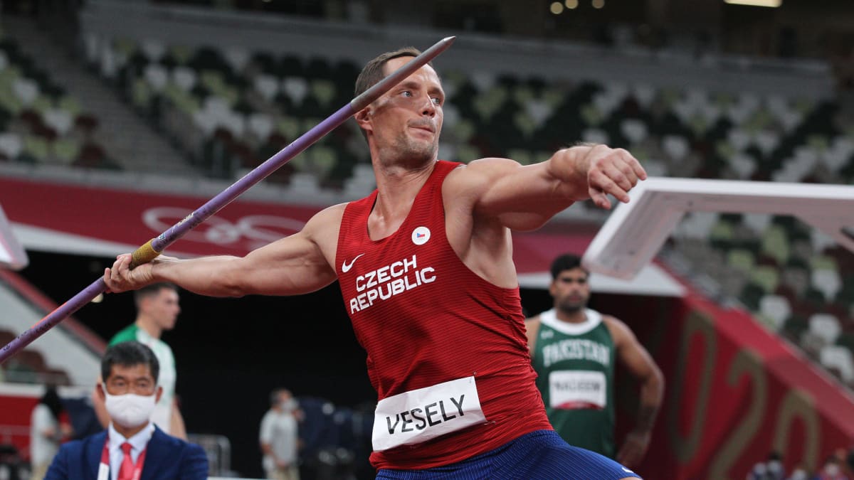 Maailmanmestari ja Euroopan mestari Vitezslav Vesely voitti Tokiossa olympiapronssia 38-vuotiaana. Hänen ennätyksensä oli Helanderin ikäisenä eli 24-vuotiaana 79,45.