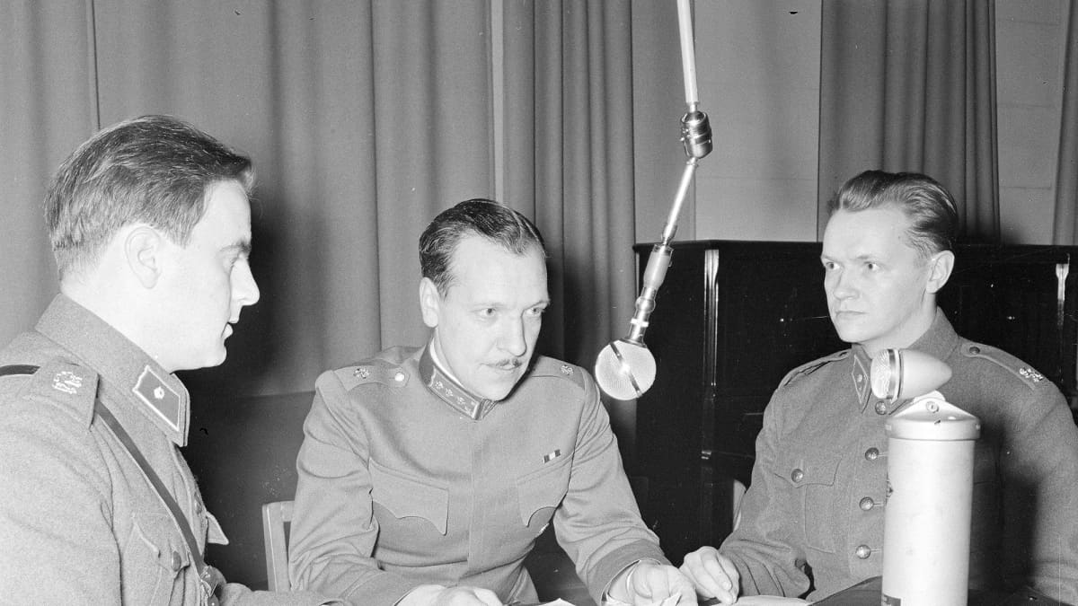 Reservin vänrikki Kalle Lehmus (oik.), kapteeni Reino "Palle Palmroth ja reservin vänrikki J.O. Tallqvist valmistautuvat radiolähetykseen lokakuussa 1939