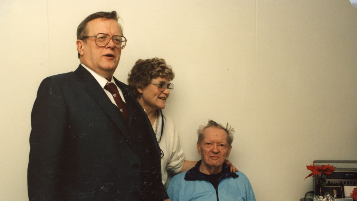 Isoisän viimeinen joulu 1986 vanhainkodissa. Vierailulla esikoispoika Aake vaimonsa Nannen kanssa. Kalle Lehmuksen elämä sammui 3.3.1987 lähes 80-vuoden iässä.