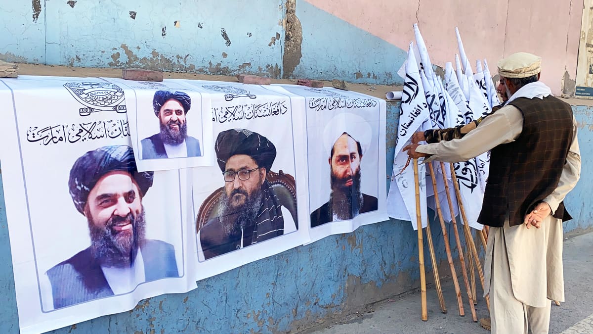Katukauppias myy Kabulissa Talibanin lippuja ja julisteita, joissa esiintyy komentaja Mullah Haibatullah Akhundzada.