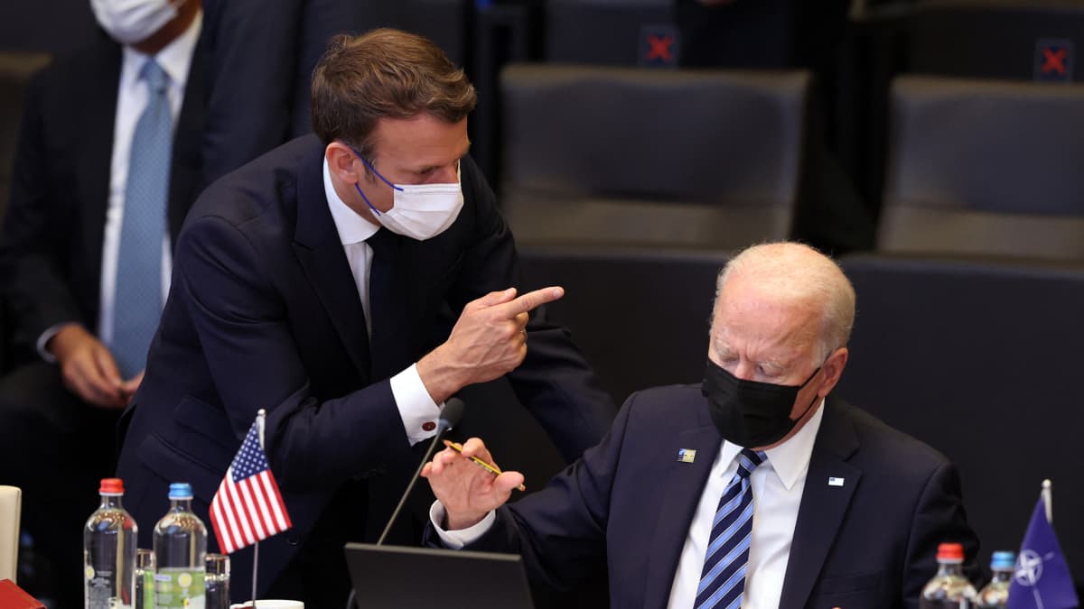 Ranskan presidentti Emmanuel Macron osoittaa Yhdysvaltojen presidenttiä Joe Bideniä sormella.