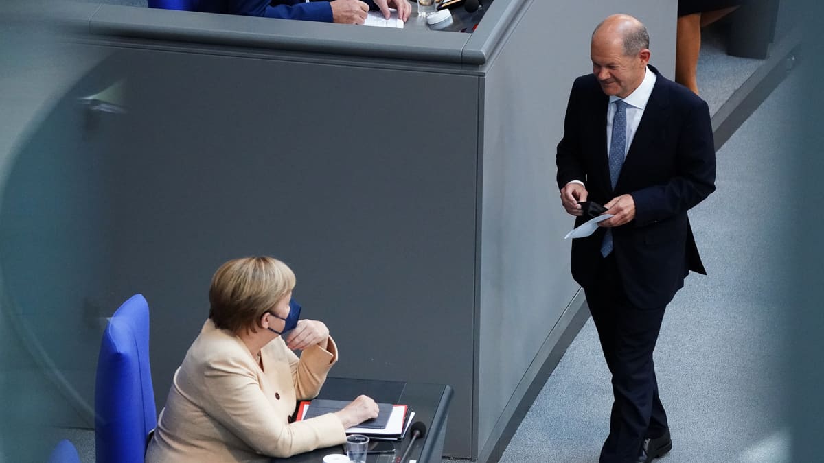 Olaf Scholz ja Angela Merkel parlamentin istuntosalissa.
