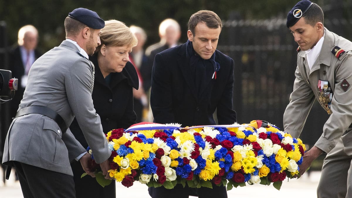 Emmanuel Macron ja Angela Merkel laskevat seppeleen Compiègnessa ensimmäisen maailmansodan muistoseremoniassa.