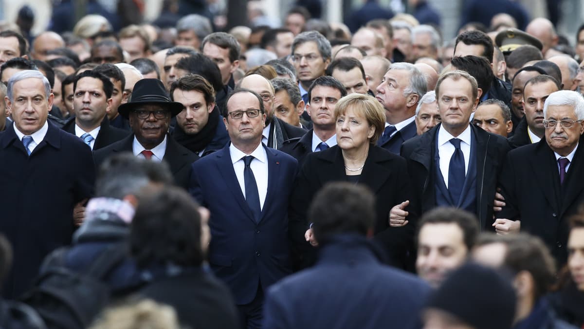 Angela Merkel ja Francois Hollande Charlie Hbdo -iskun muistomarssilla Pariisissa tammikuussa 2015.