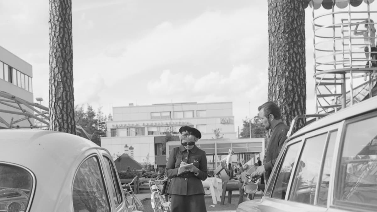 Pysäköinninvalvoja Heikintorin kauppakeskuksen parkkipaikalla vuonna 1971.