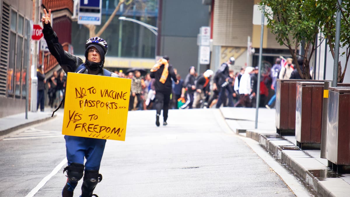 Koronarokotukisa ja -passeja vastustava mielenosoittaja kadulla Melbournessa.