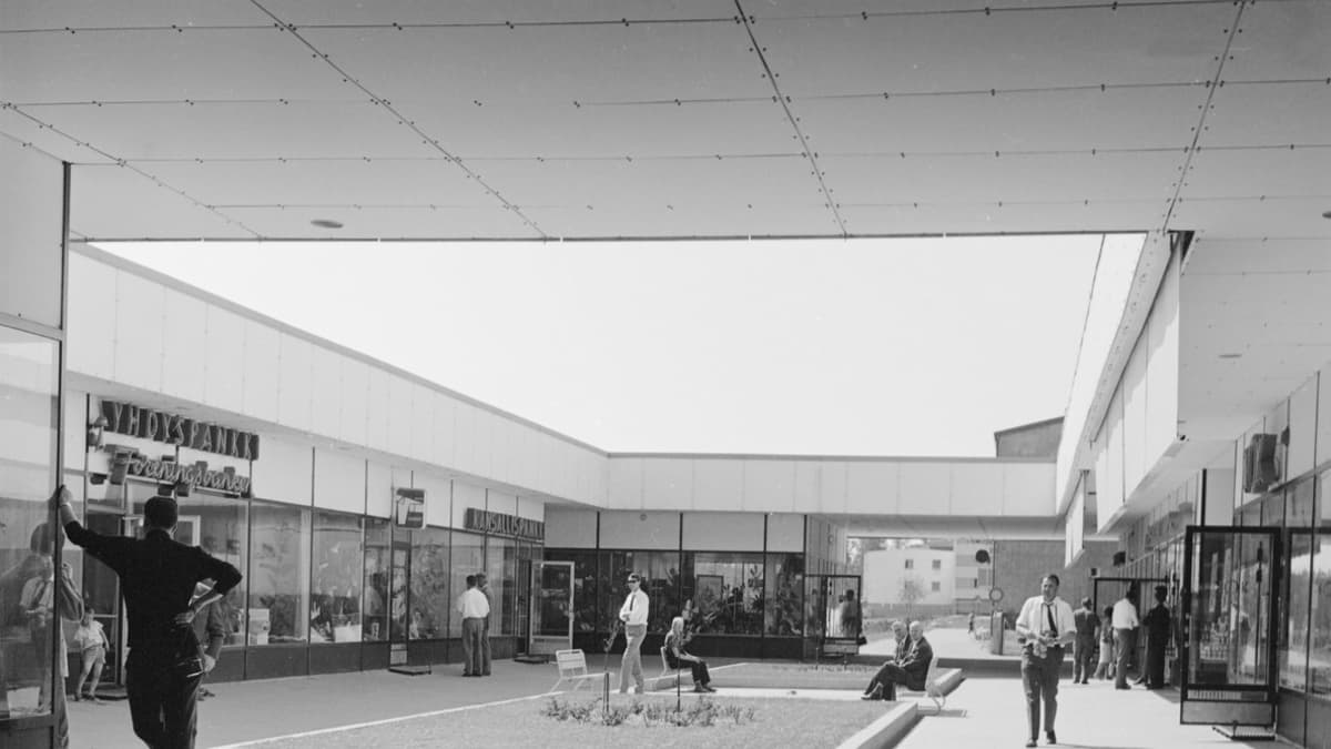 Puotilan ostoskeskus, kuvaaja Teuvo Kanerva 1960-luvulla