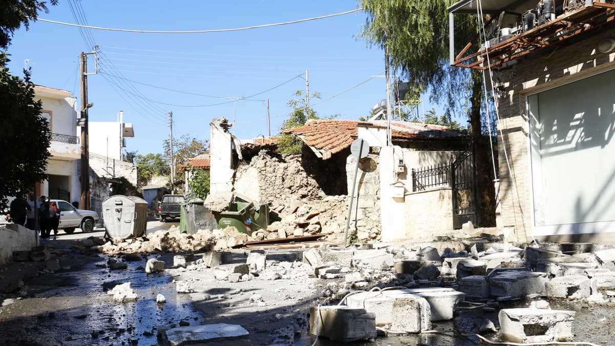 Maanjäristyksen vahingoittamia taloja Arkalochorissa Kreetalla.