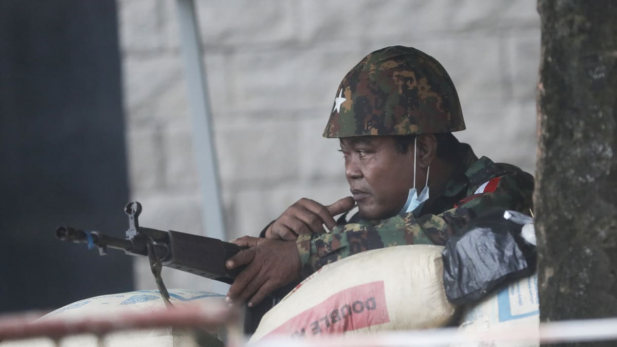 Myanmarin armeijan sotilas vartiopaikallaan Yangonissa.