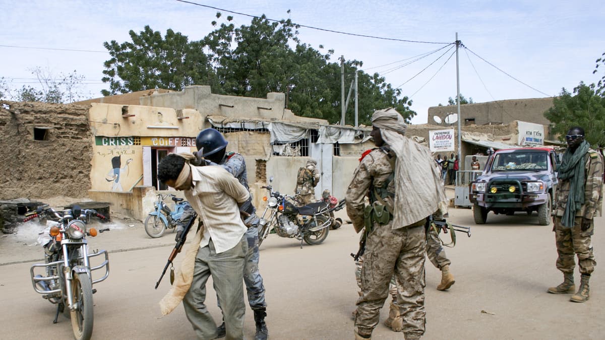 Malilaissotilaat pidättävät terroriepäiltyjä Gaossa helmikuussa 2013.