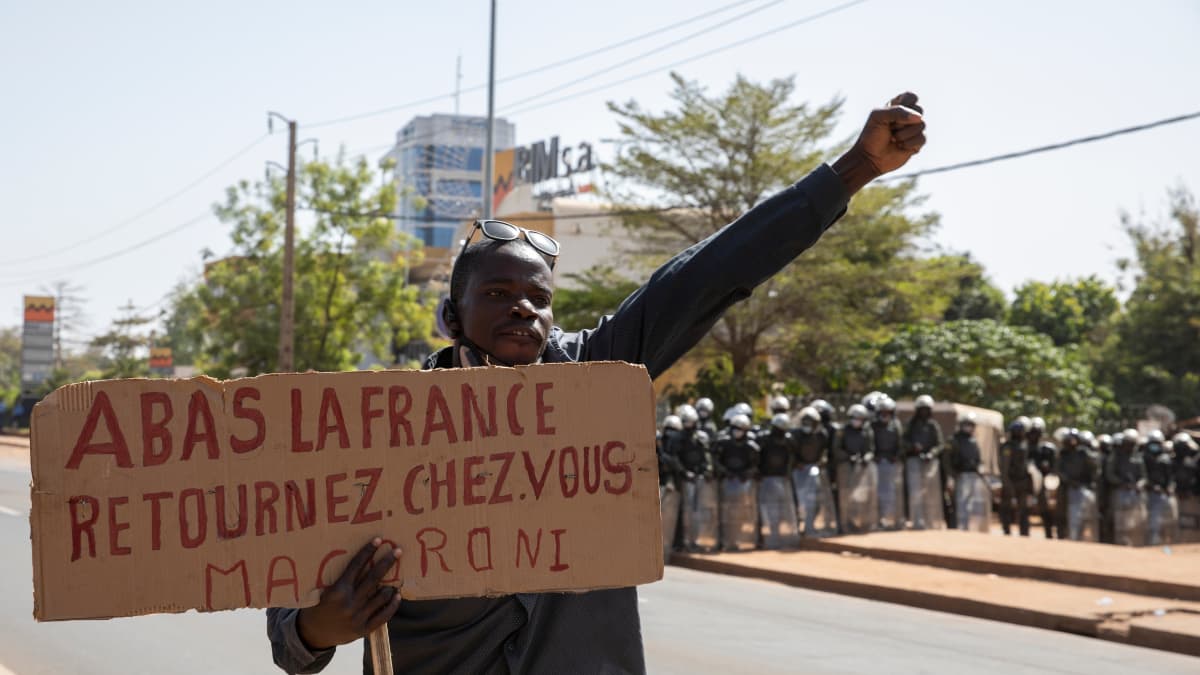 Malilainen mies osoittaa mieltään Bamakossa Ranskan turvallisuusjoukkoja vastaan. 