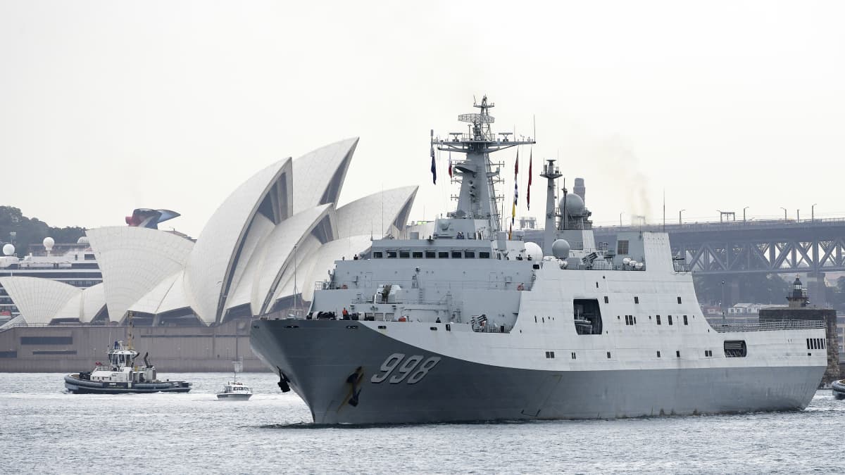 Kiinalainen Yuzhao-luokan alus Kunlun Shan laivastovierailulla Sydneyssä Australiassa. Yuzhao on maihinnousujen tukialusten luokka.