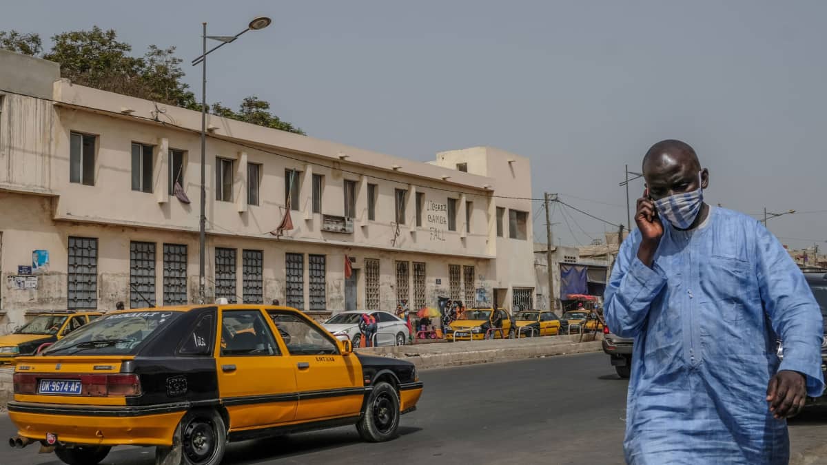 Mies kävelee kadulla Dakarissa.