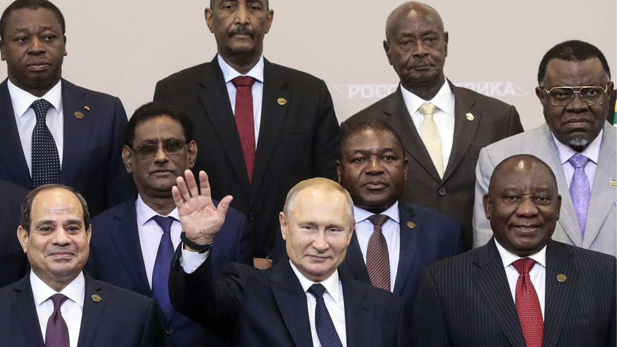 Vladimir Putin ja useiden Afrikan maiden valtionpäämiehiä yhteiskuvassa.