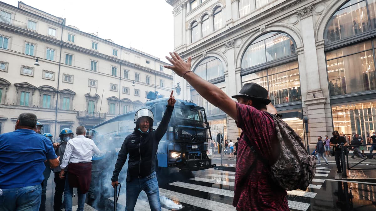 Poliisi hajoitti vesitykein vihreää passia vastustaneen mielenosoituksen Roomassa.