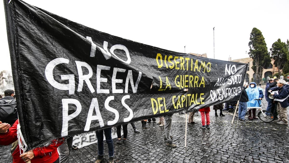 Vihreää passia vastustava mielenosoitus Roomassa 11. lokakuuta.