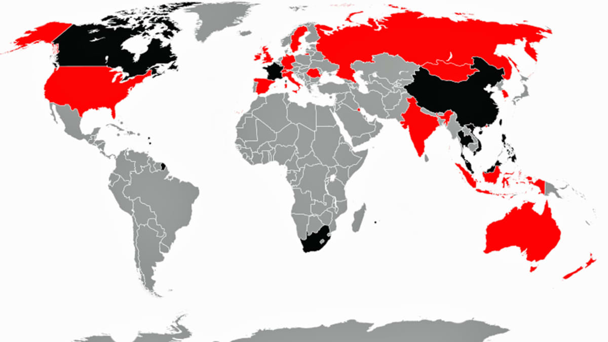 Maailmankartta, johon on merkitty punaisia maita, muun muassa Venäjä, Intia, Britannia, Ruotsi ja Yhdysvallat sekä mustia maita, Kiinan  ja useiden muiden kaukoidän maiden lisäksi Kanada, Ranska, Etelä-Afrikka ja Ranskan Guayana.