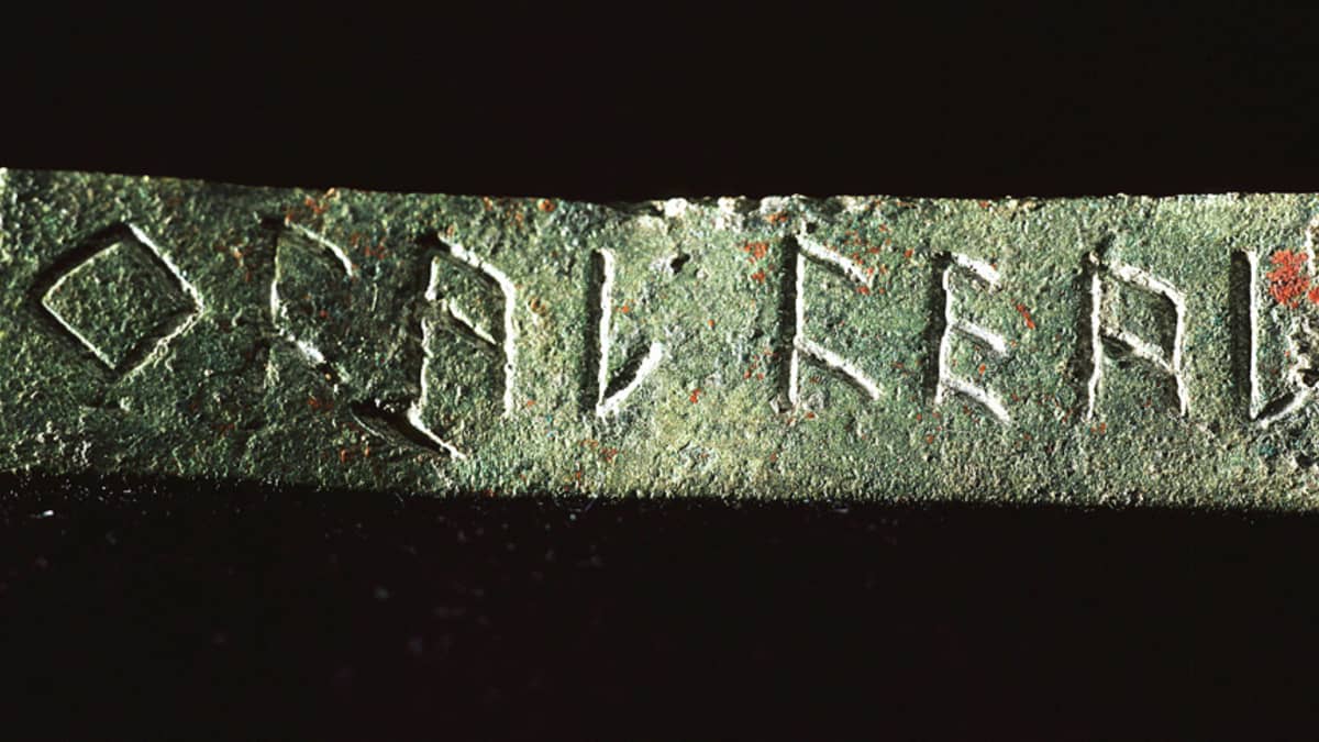 Kapea kivilaatta, jossa on kahdeksan kirjainta. 