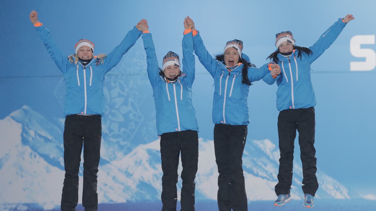 Anne Kyllönen, Aino-Kaisa Saarinen, Kerttu Niskanen ja Krista Lähteenmäki tuulettivat viestin olympiahopeaa Sotshissa vuonna 2014. 