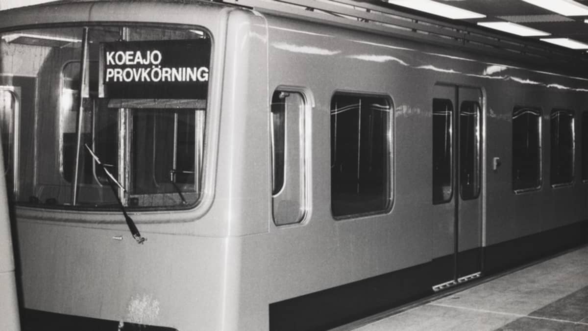 Koeajossa oleva metrojuna Hakaniemen metroasemalla vuonna 1981. 
