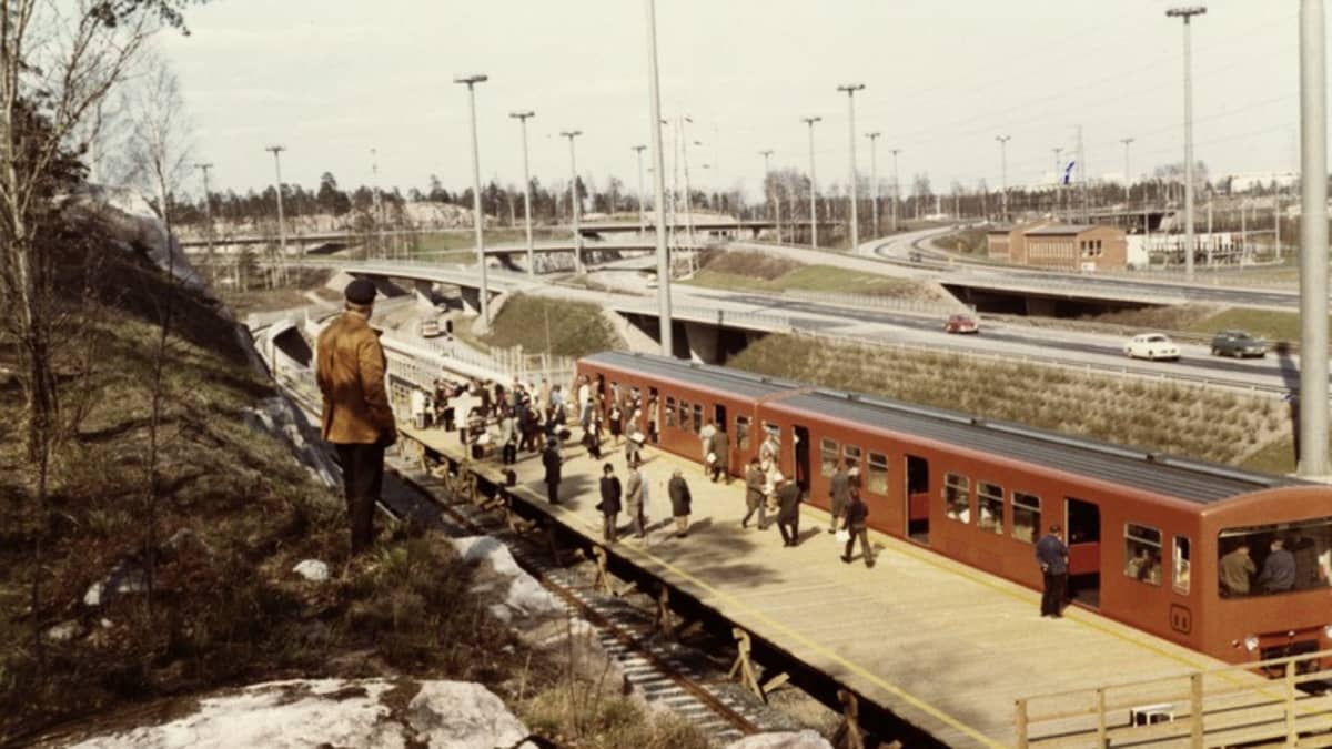 Metrojuna Siilitien asemalla 1970-luvulla.