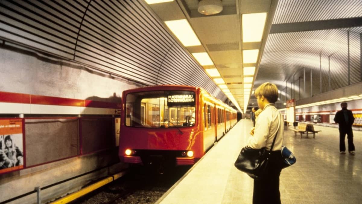 Matkustajat odottavat metrojunaa Hakaniemen metroasemalla vuonna 1982.