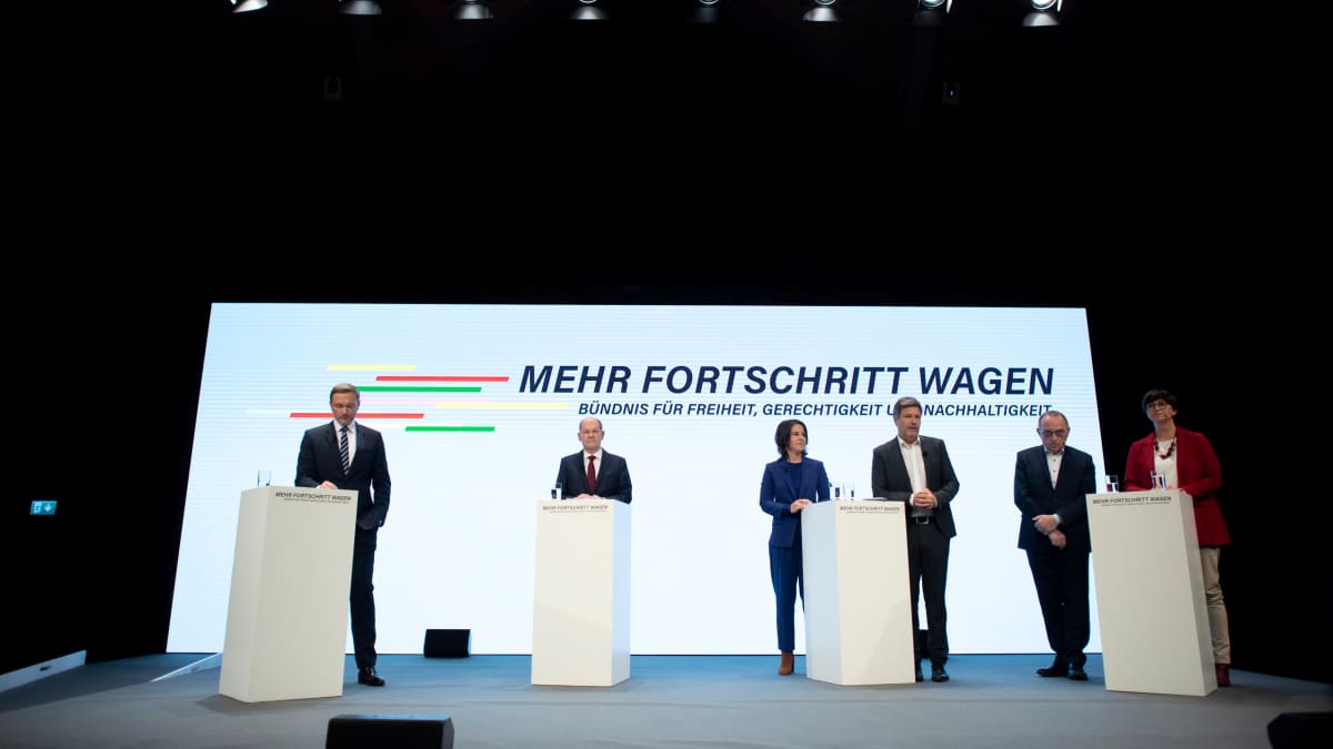 Saksan uusi hallitus lavalla, keskellä liittokansleri Olaf Scholz.