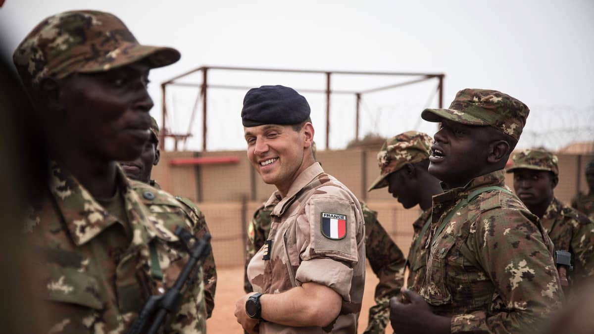 Ranskalaissotilas ja Malin armeijan sotilaita Barkhanen sotilastukikohdassa, jonka ranskaliset luovuttivat Malin armeijan hallintaan joulukuussa 2021.
