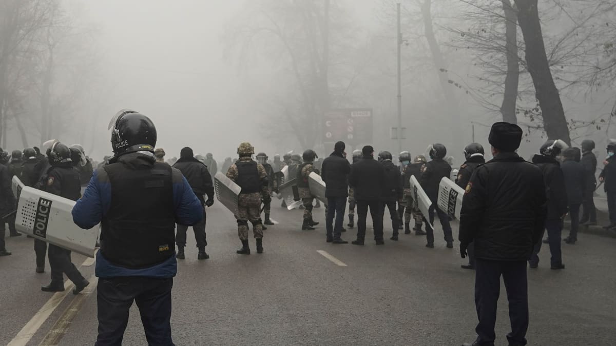 Almatyssa poliiseja ja mielenosoittajia. 