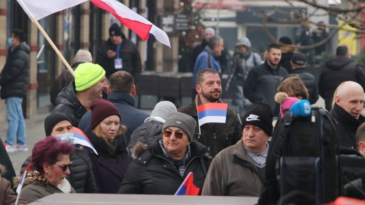 Kuvassa ihmisiä, joista osalla on kädessään Bosnia-Hertsegovinan serbitasavallan lippu. 
