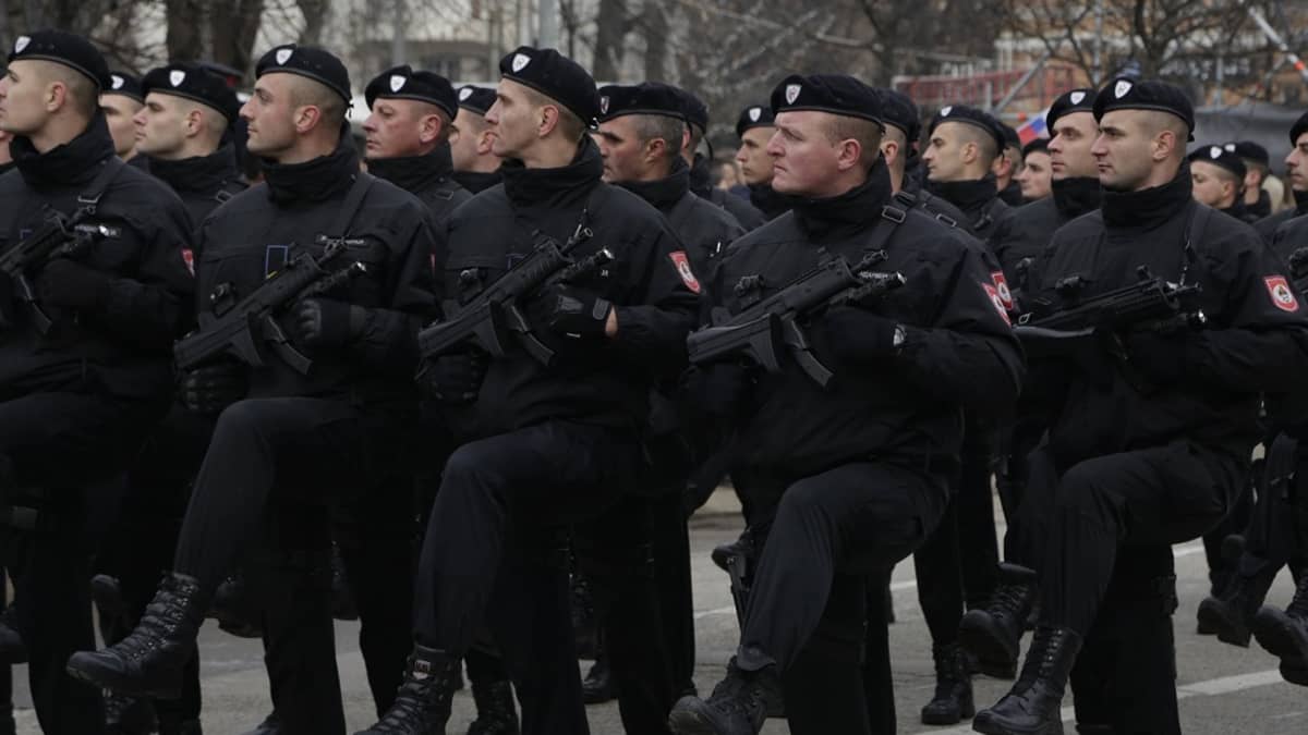 Kuvassa marssii Bosnia-Hertsegovinan serbitasavallan poliisijoukkojen sotilaita mustissa asuissa. Sotilailla on käsissään rynnäkkökiväärit. 