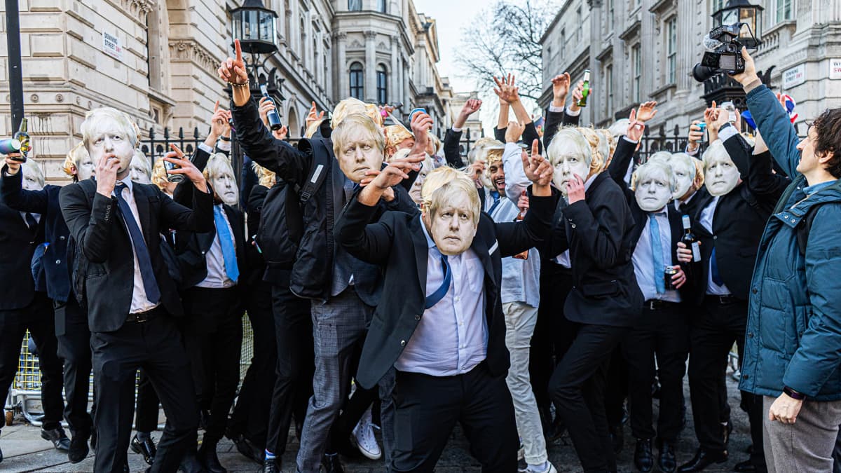 Partygate-mielenosoitus Downing Streetillä Lontoossa.
