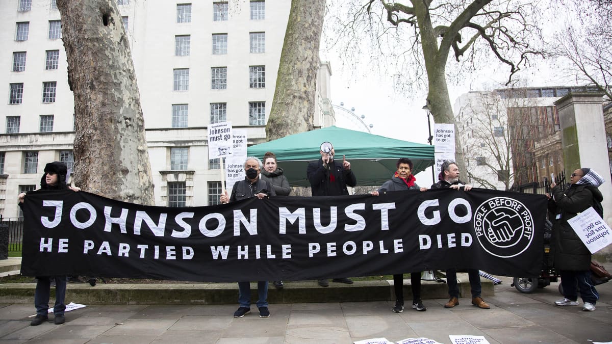 Boris Johnsonia vastustava milenosoitus Downing Streetilla Lontoossa.