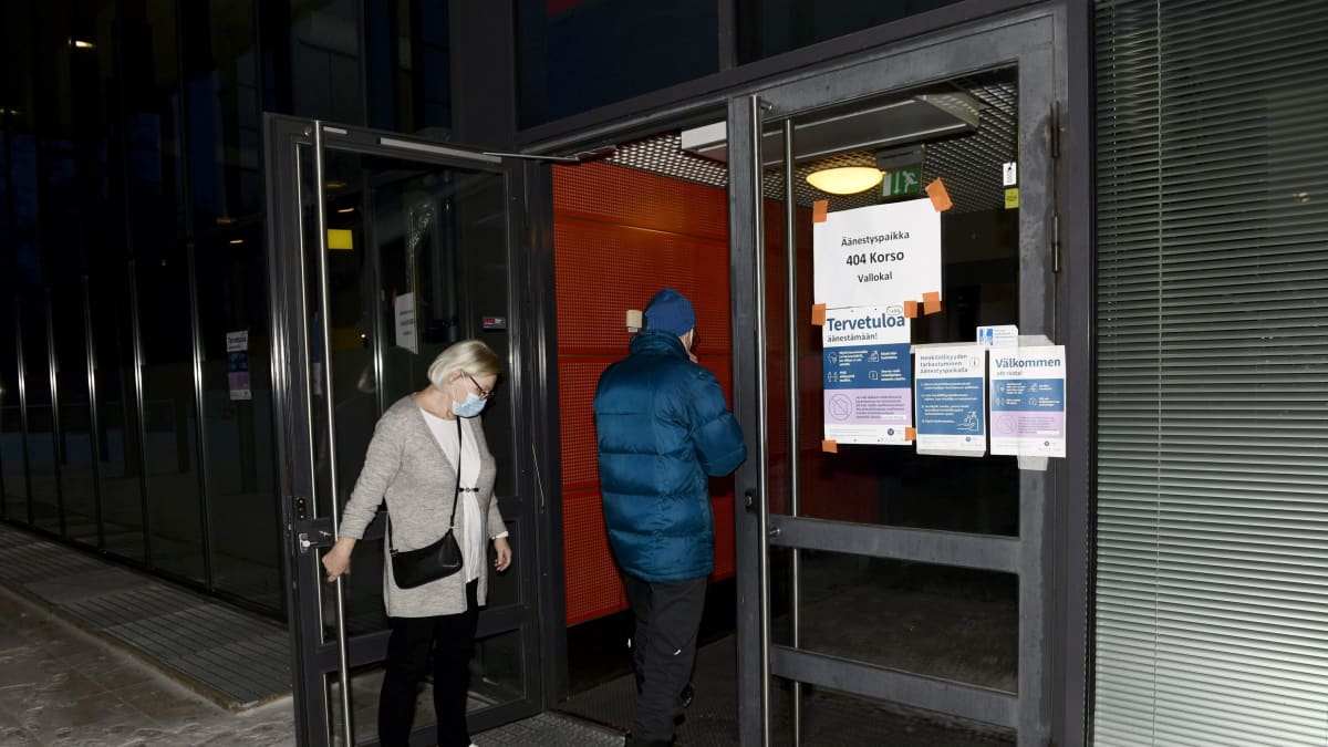 Ensimmäinen äänestäjä saapui äänestyspaikalle heti aamu yhdeksältä Vantaan Korsossa aluevaalien varsinaisena vaalipäivänä.
