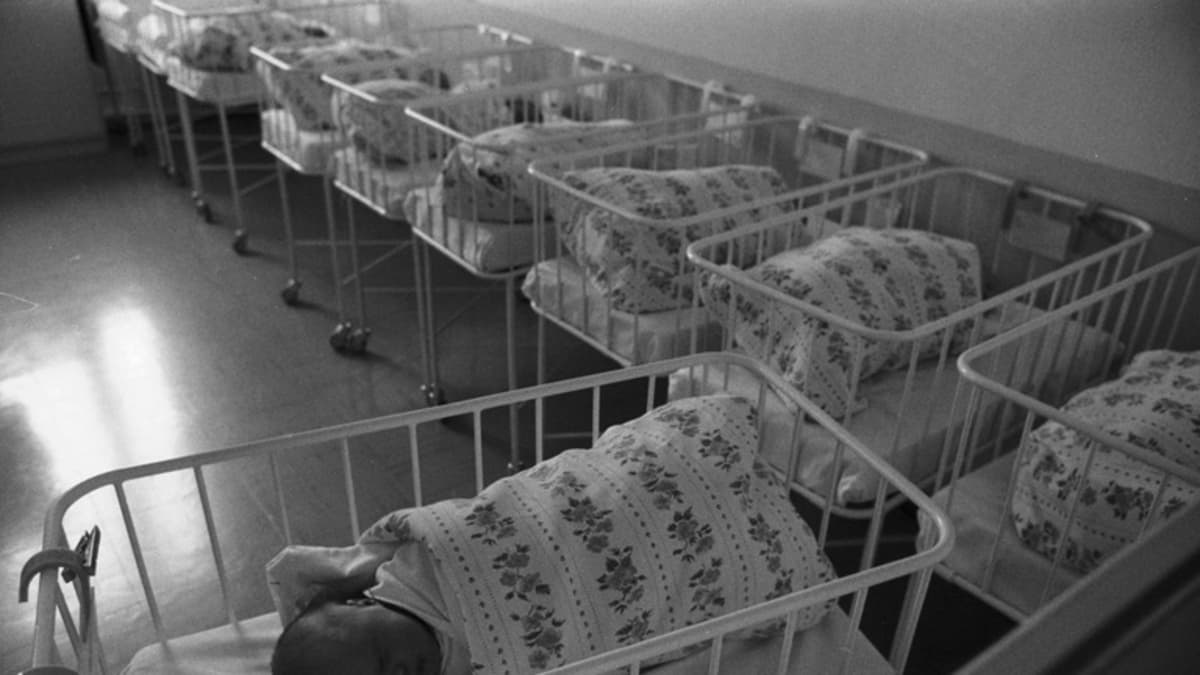 Vastasyntyneitä lastenhuoneessa Naistenklinikalla vuonna 1980. Kapaloidut vauvat tuotiin näytteille yksi kerrallaan.