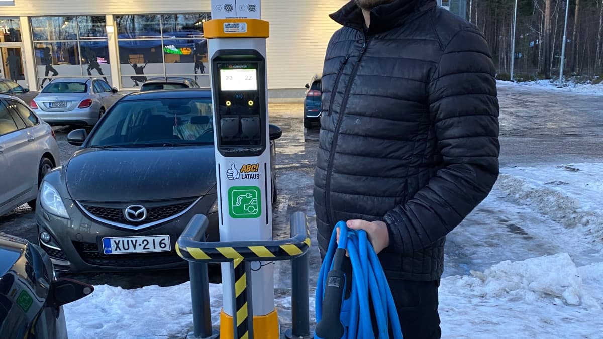 Janne Hartikainen ajaa noin 300 kilometriä yhdellä latauksella.