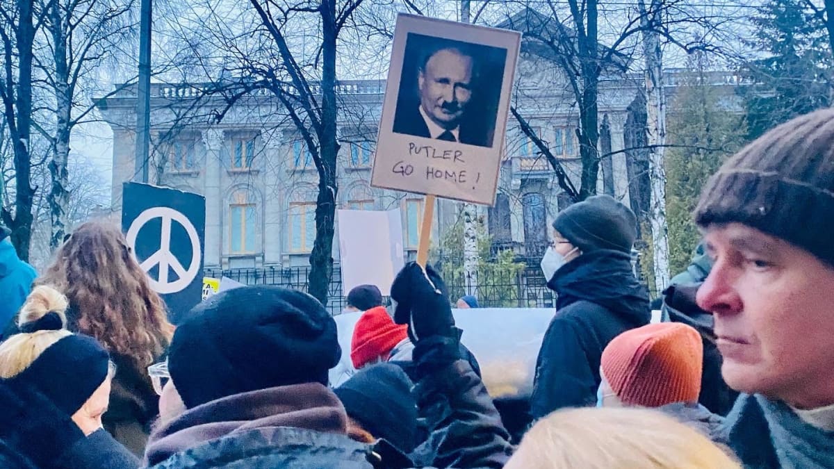 Митингующий с плакатом