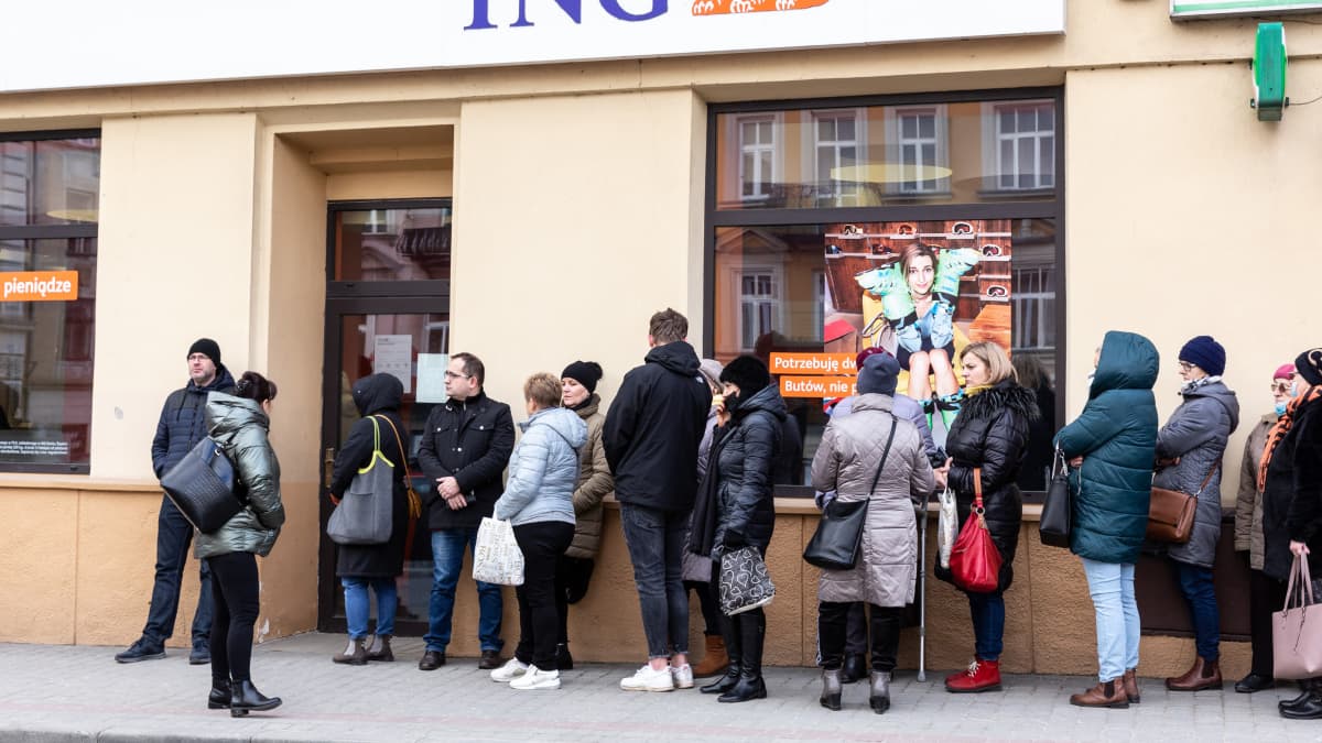 Jonoa pankkiautomaatille Puolan Przemyslissä viime perjantaina.
