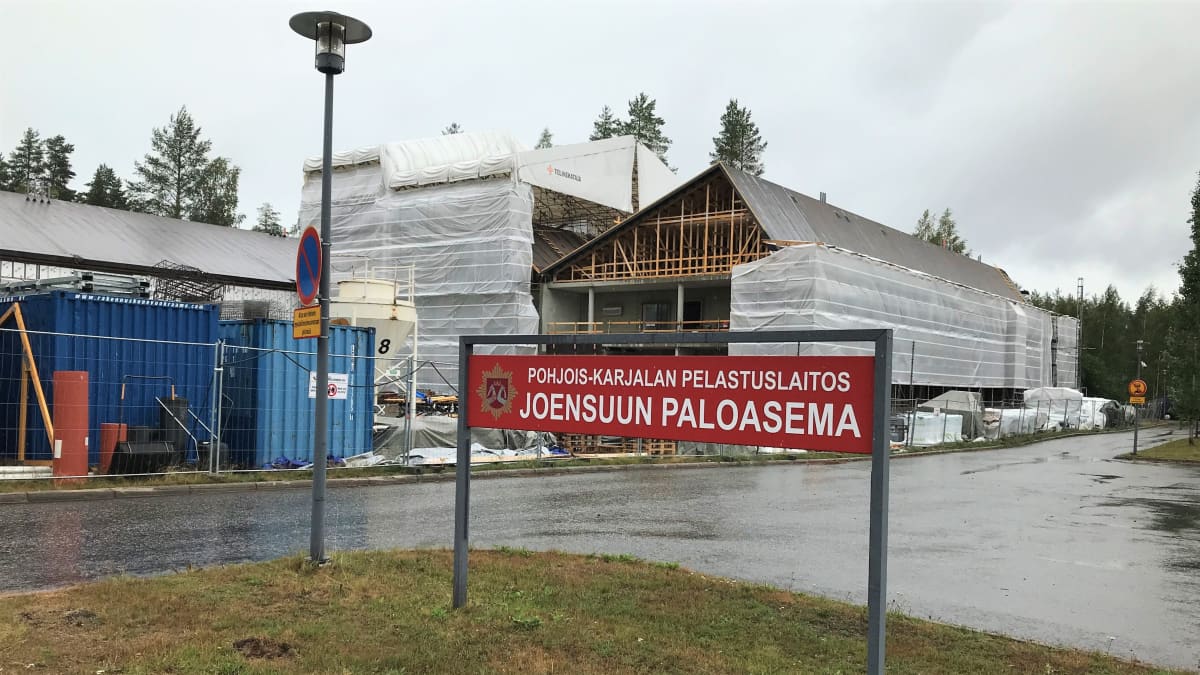 Vanhusten asumisyksikkö on noussut Joensuun pääpaloaseman viereen Noljakkaan. Kuva rakennusvaiheesta syksyllä 2021.