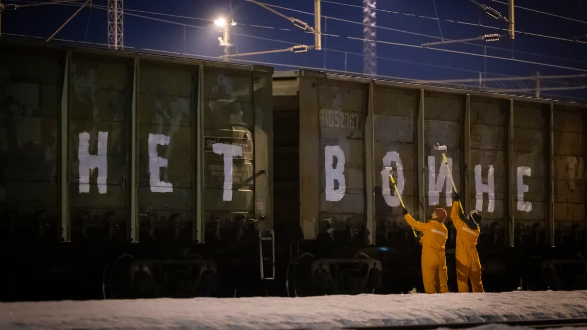 Greenpeacen aktivistit maalasivat sodanvastaisia iskulauseita kymmeniin venäläisiin hiilivaunuihin toissa viikolla Kouvolassa.