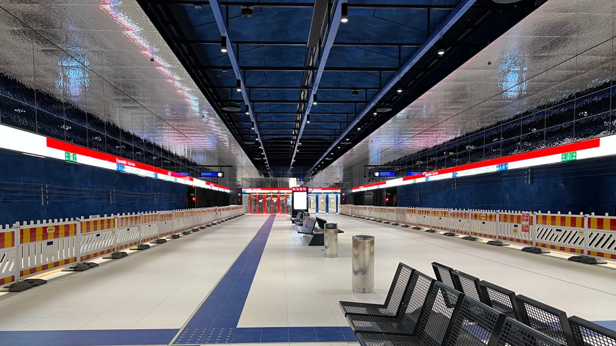 Espoonlahden metroaseman väritys on urheilullinen ja isänmaallinen.