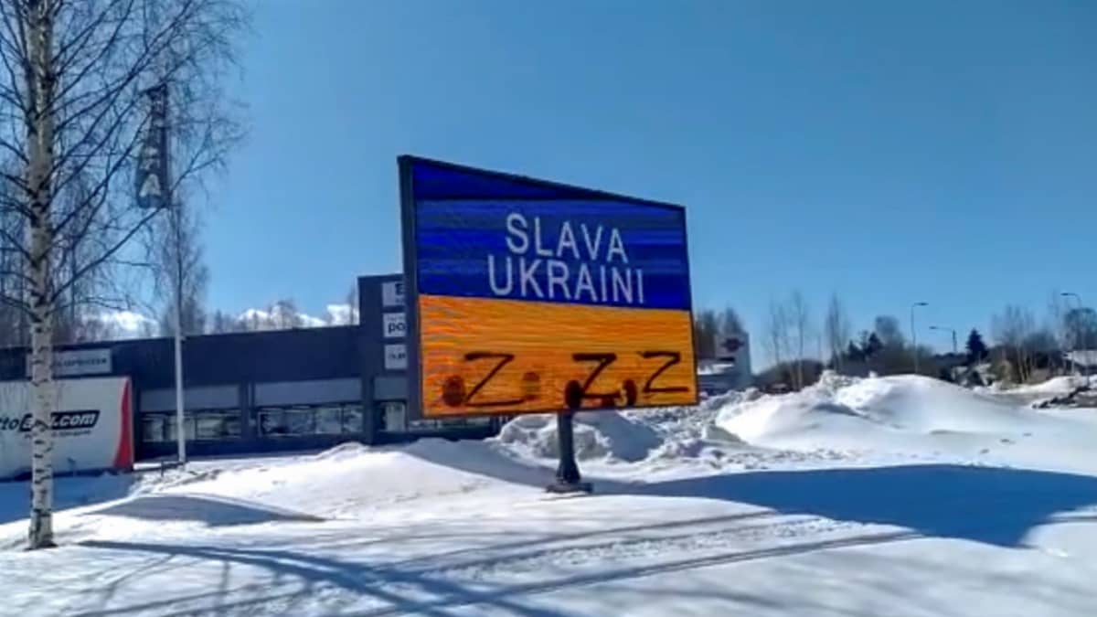 Mainostaulu, jossa teksti Slava Ukraini ja alaosass mustalla väiaineella kolme Z-kirjainta. 