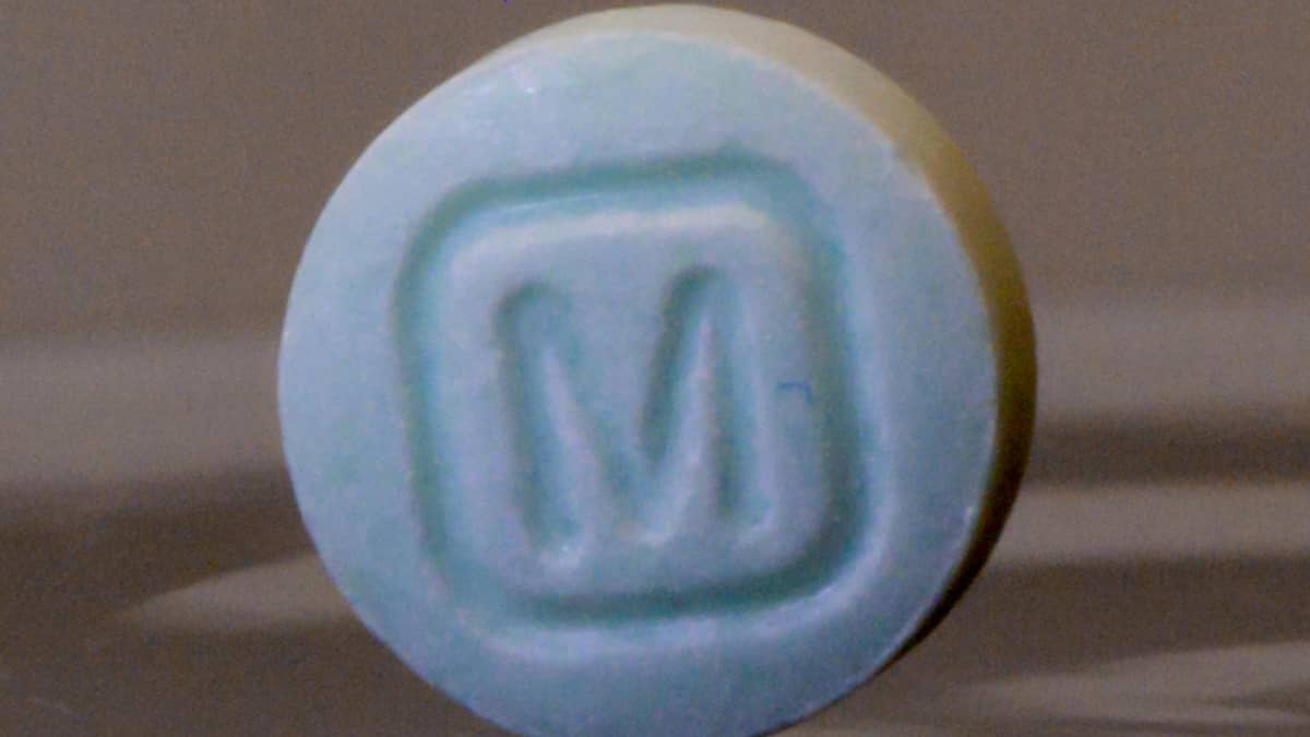 Sininen pilleri, jossa on iso M-kirjain.