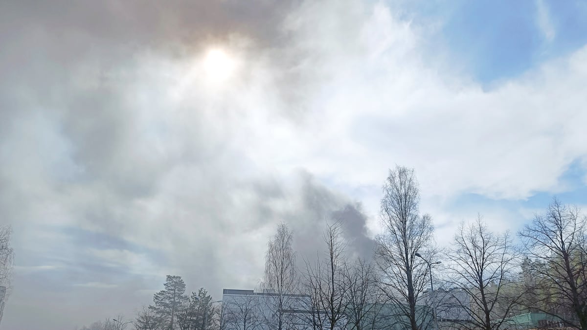 Tulipalo Rautpohjan paperikontehtaalla Jyväskylässä. Kuva on otettu Vesangantieltä, jolle näkyi kauempana palavan tehtaan savunmuodostusta.