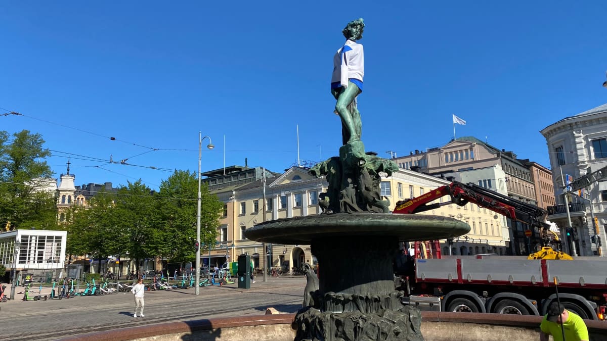 Manta seisoo vielä pystyssä, vaikka sen päälle kiivettiin öisessä kiekkojuhlinnassa.