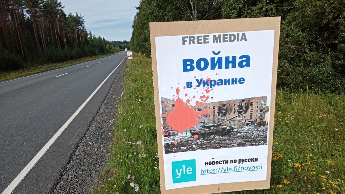 Tien viereen pystytetyssä kyltissä todetaan muun muassa ukrainalaisten kaupunkien olevan pommitusten kohteena