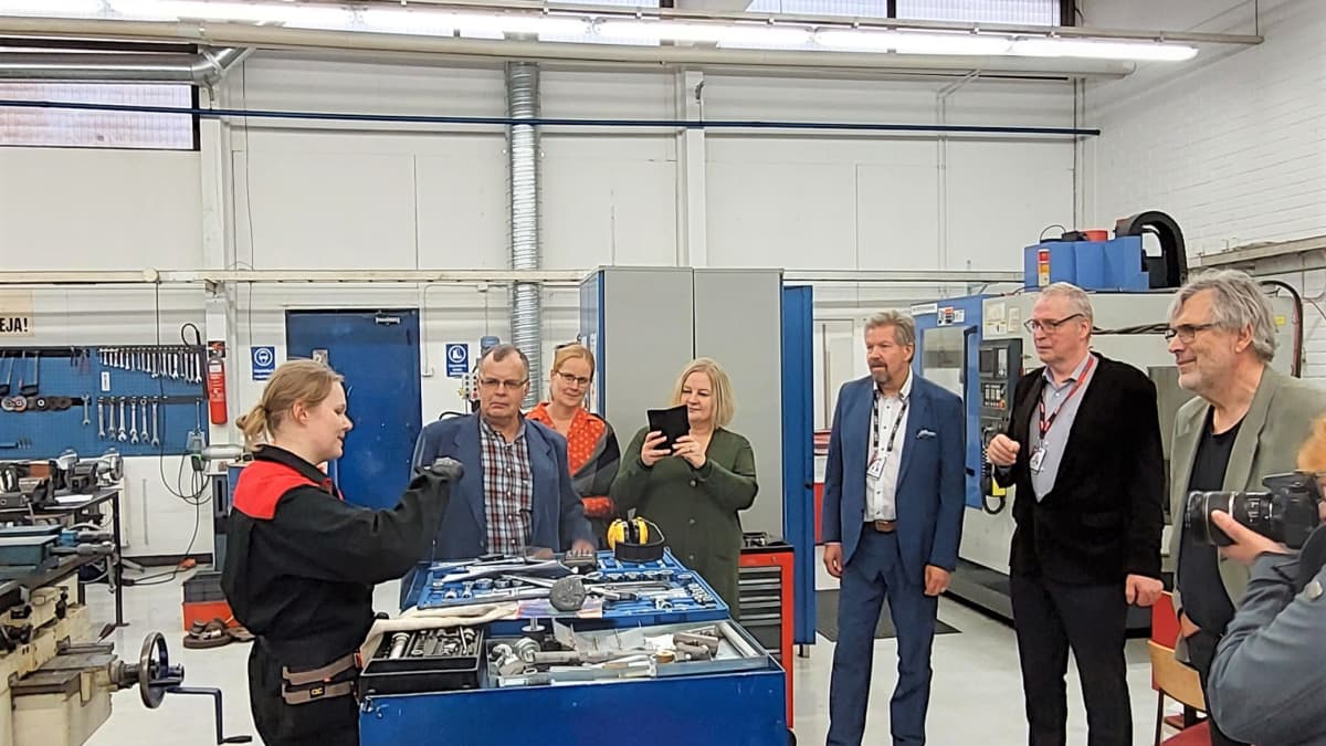Pohjois-Karjalan koulutuskuntayhtymän hallitus tutustui Nurmeksessa ammattikoulutukseen. 